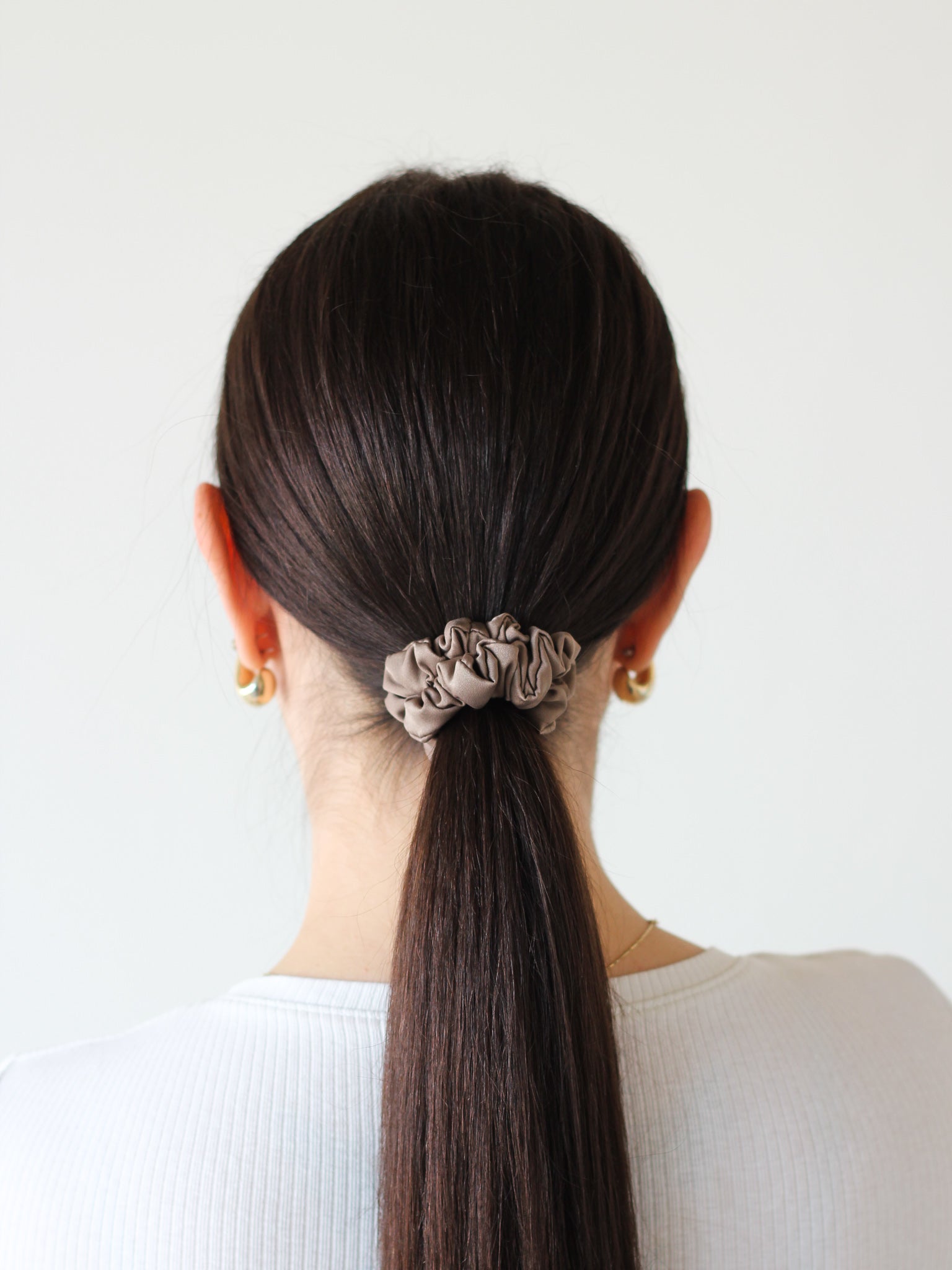 Mini saténová scrunchie - Nougat