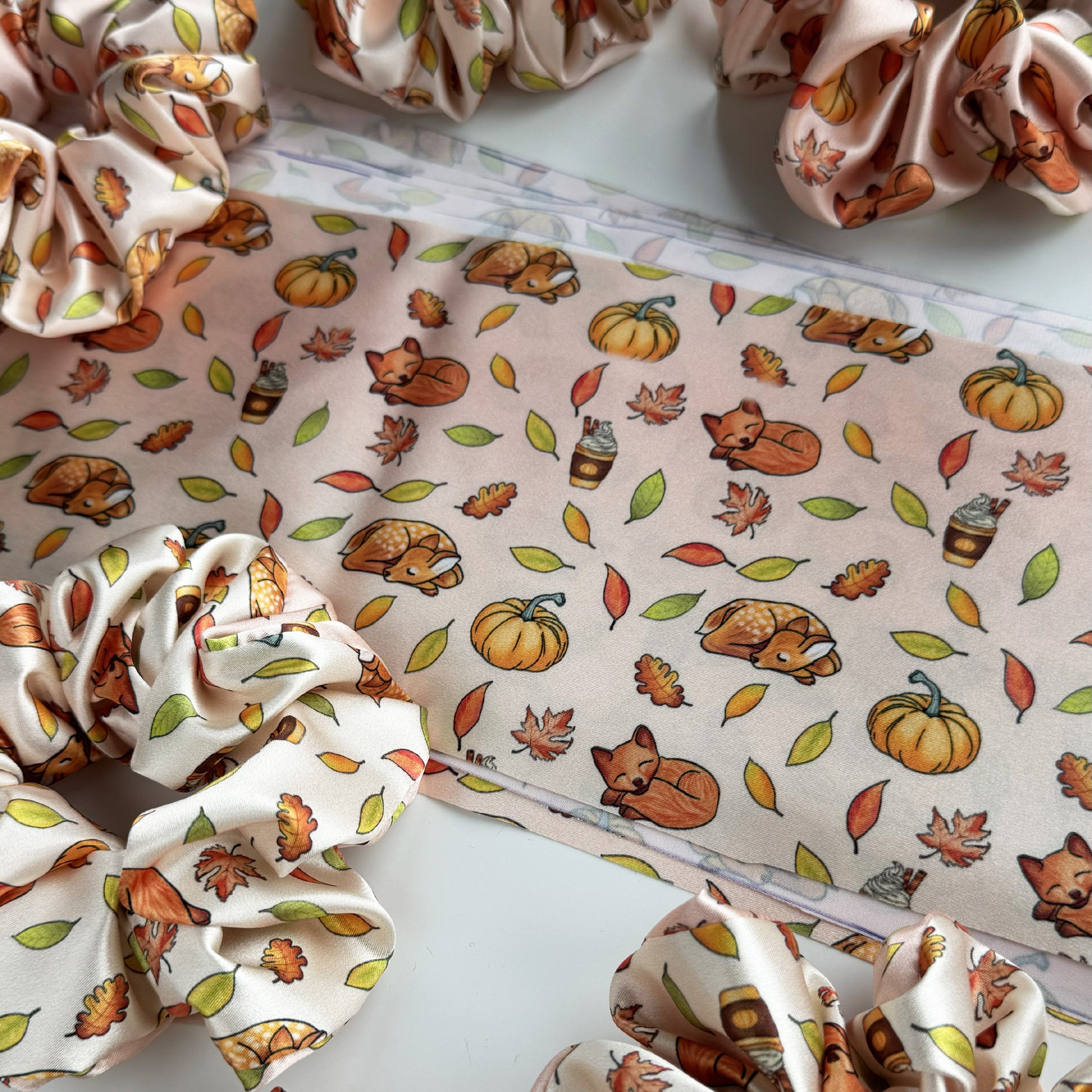 Mini saténová scrunchie - Awwtumn