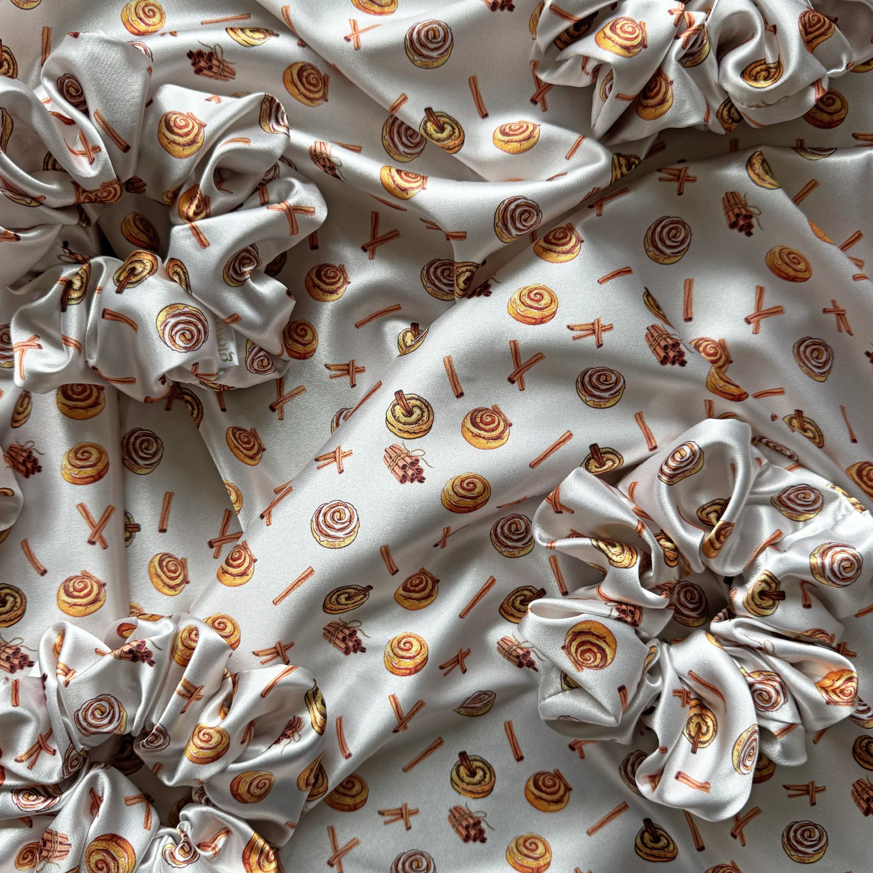 Mini saténová scrunchie - Cinnamon Rolls