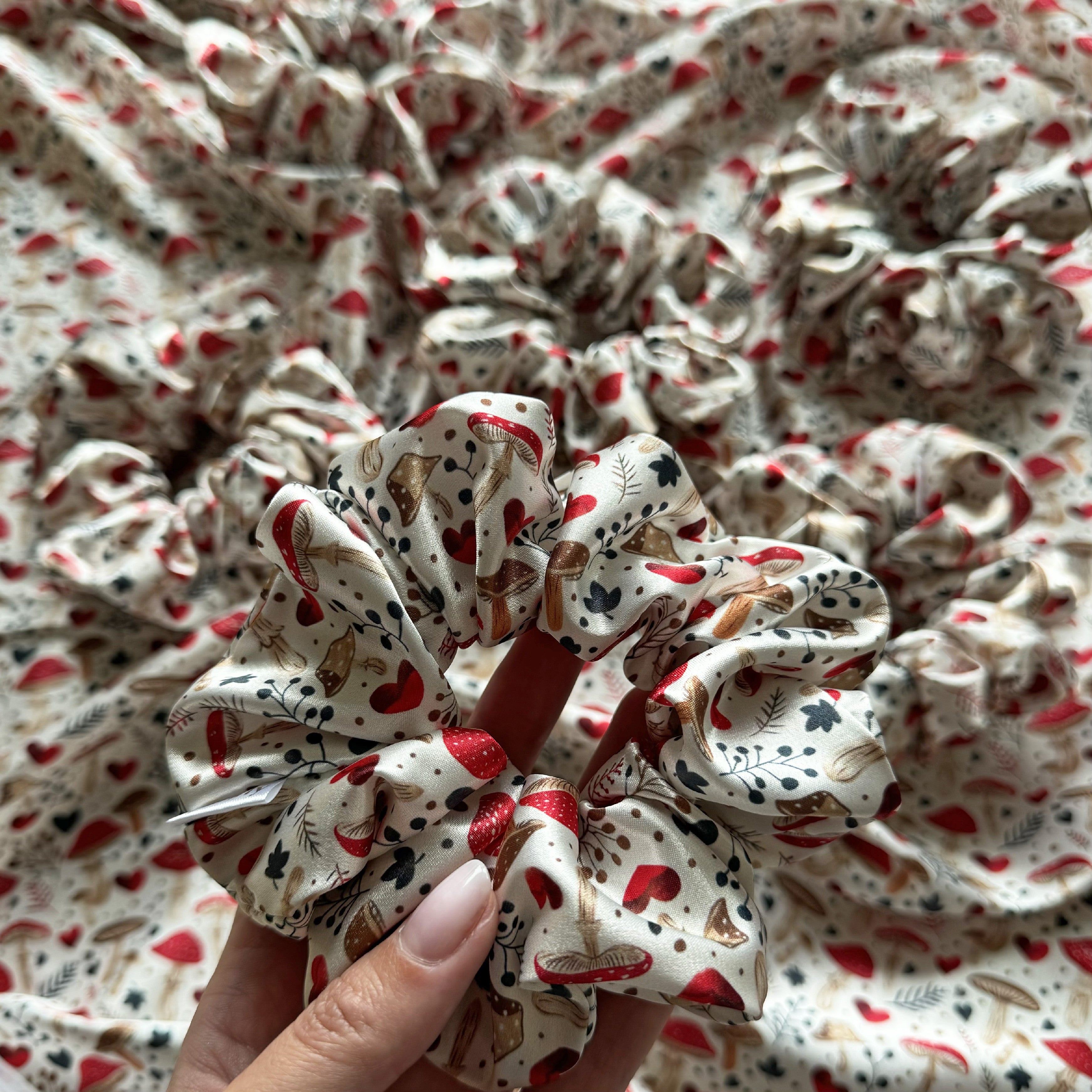Mini saténová scrunchie - Mushroom Pop