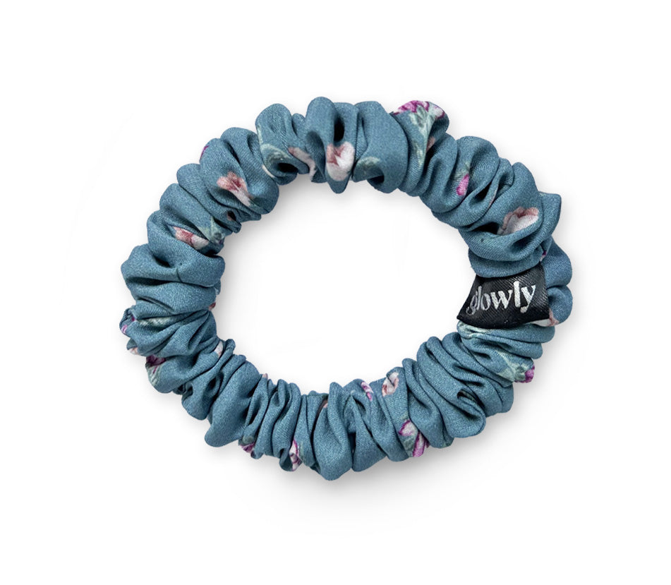 Mini hedvábná scrunchie - Denim Bloom