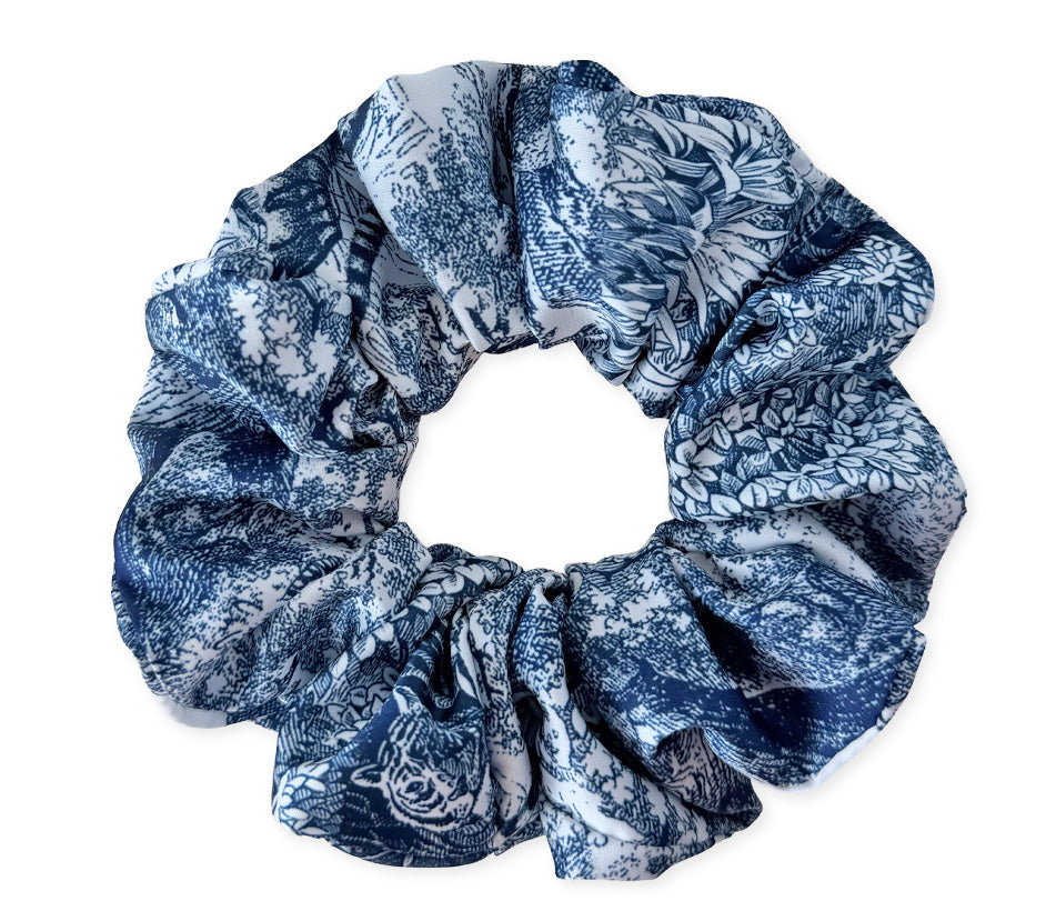 Hedvábná scrunchie - Indigo Toile