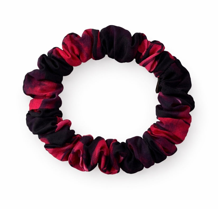 Mini hedvábná scrunchie - Crimson Noir
