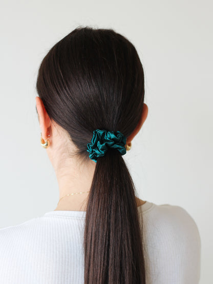 Mini saténová scrunchie - Smaragd