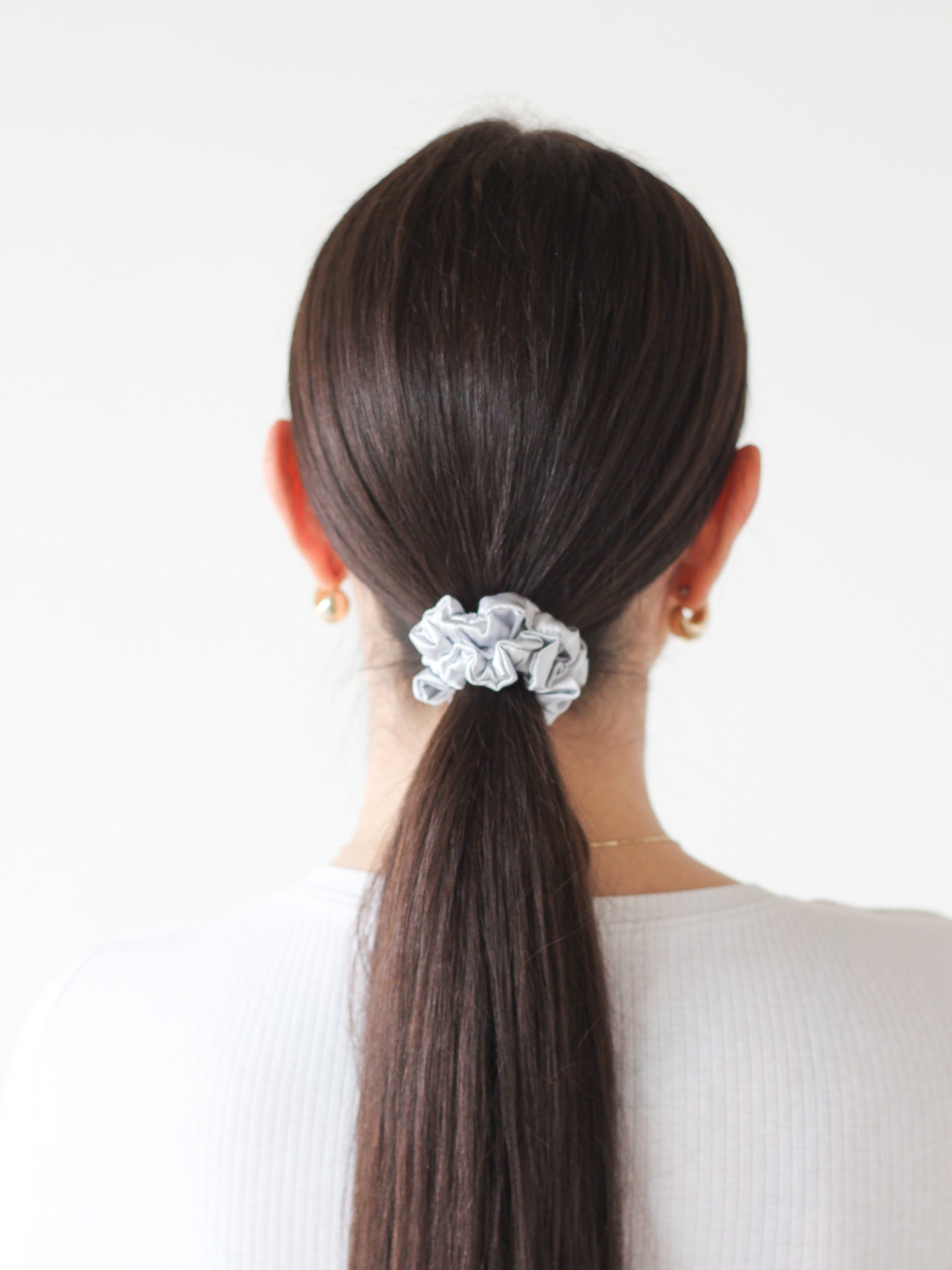 Mini saténová scrunchie - Silver