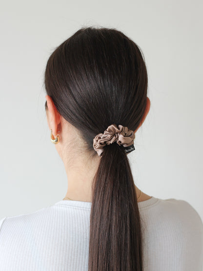 Mini saténová scrunchie - Milk Chocolate