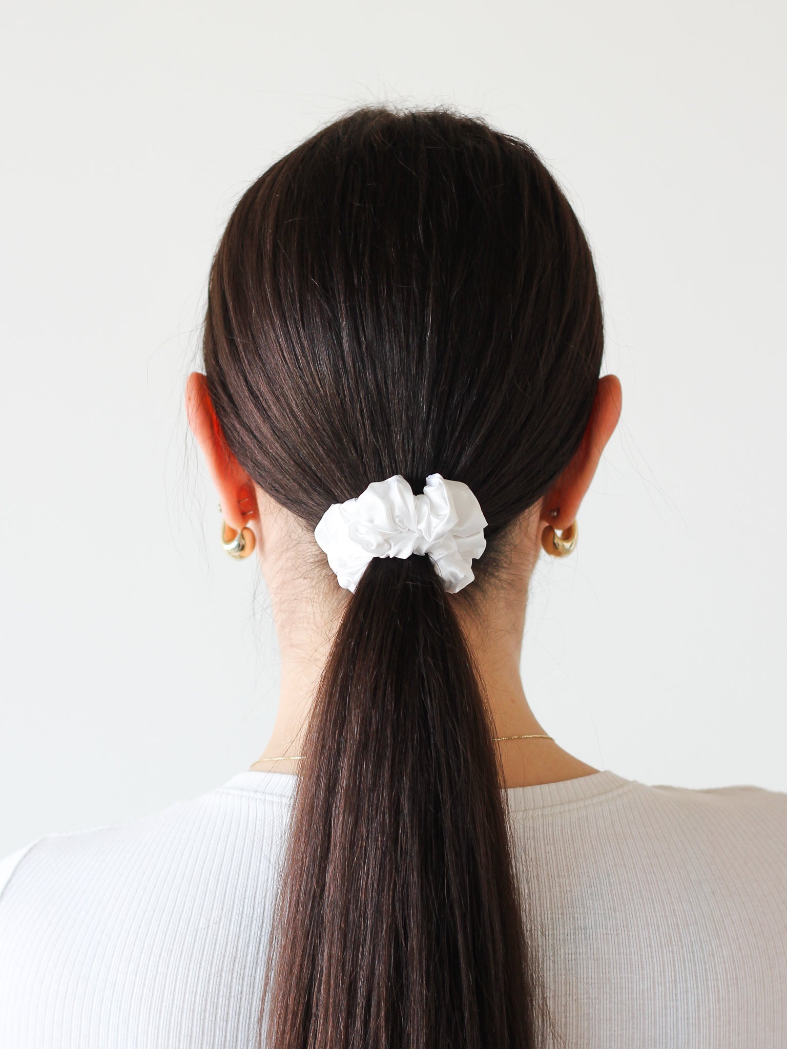 Mini saténová scrunchie - Swan