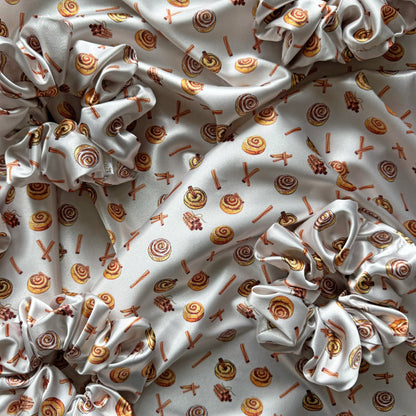 Saténová scrunchie - Cinnamon Rolls