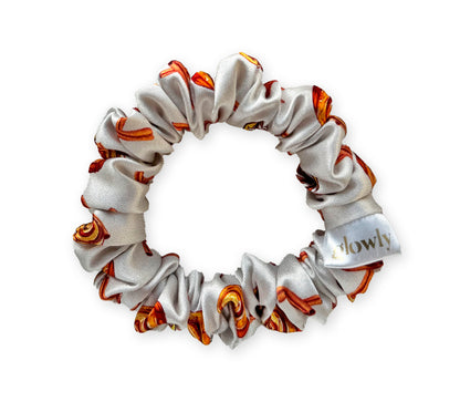 Mini saténová scrunchie - Cinnamon Rolls