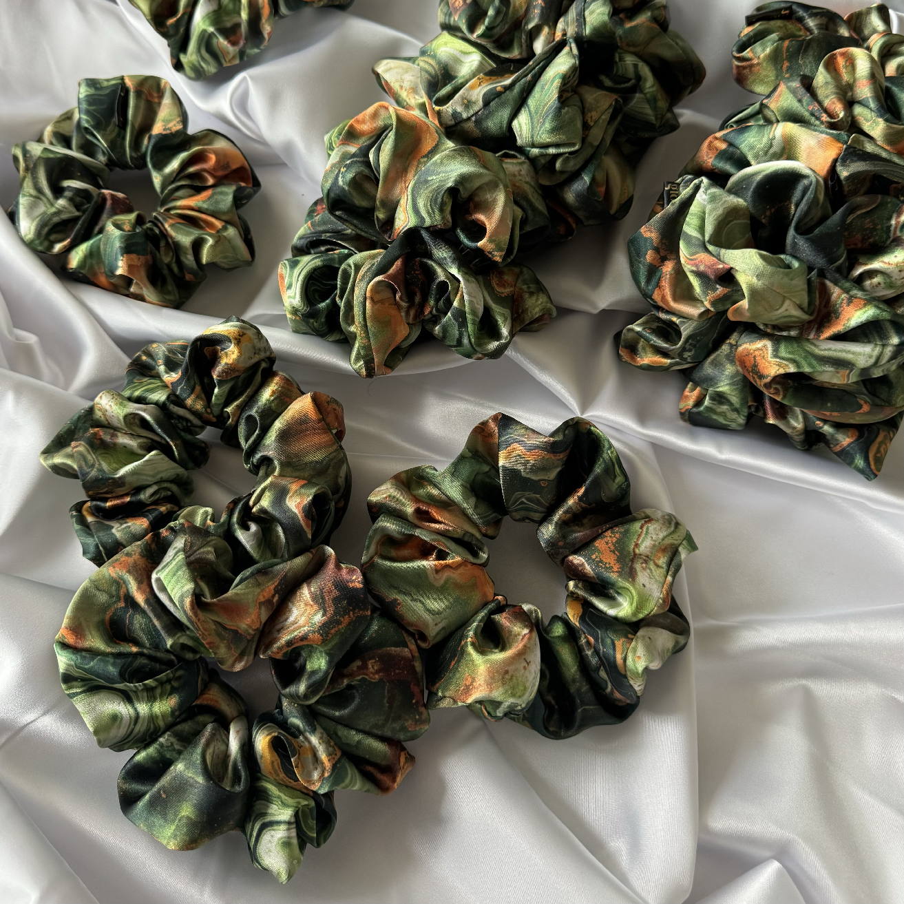 Mini saténová scrunchie - Bronze Breeze