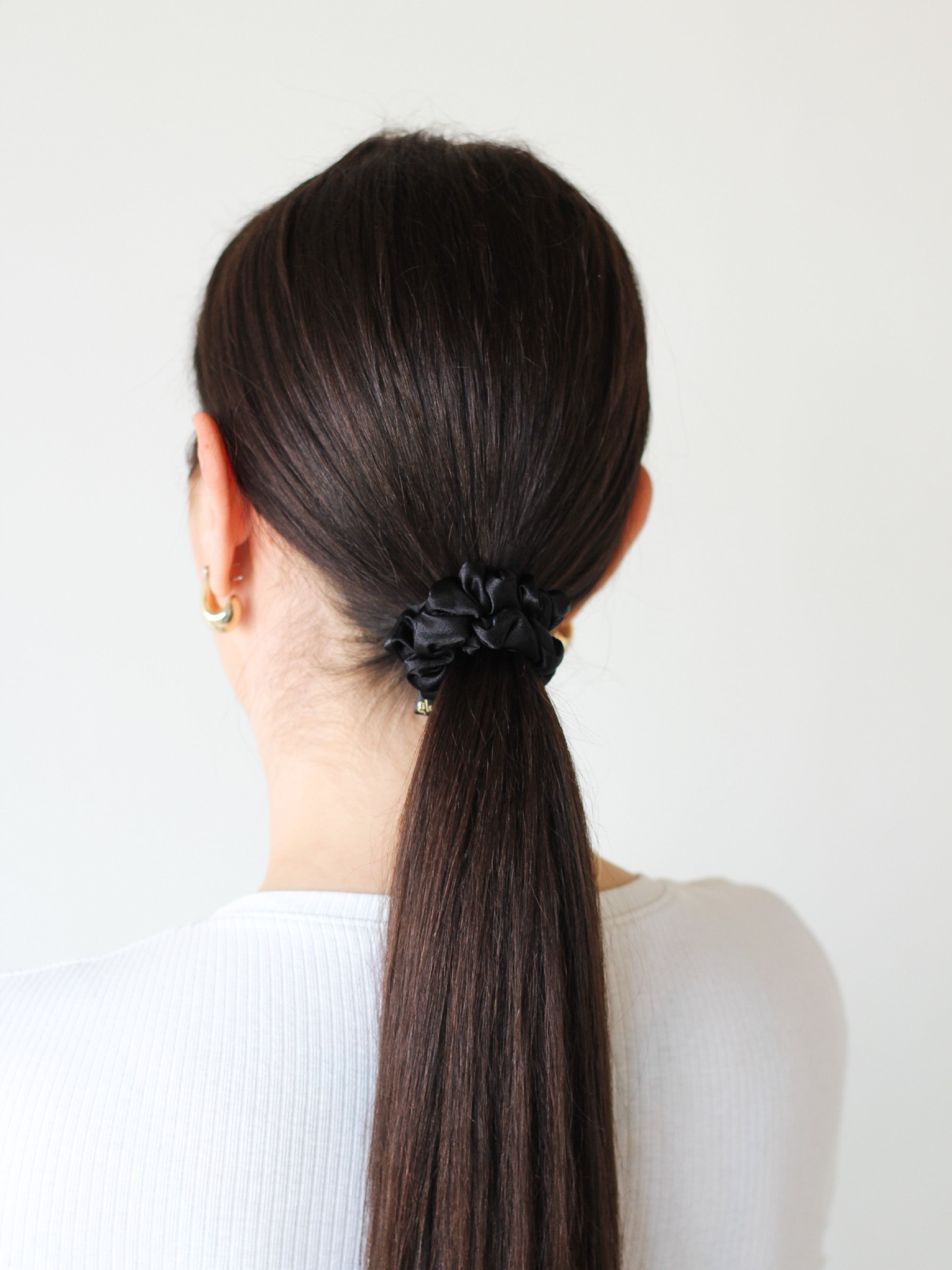 Mini saténová scrunchie - Black