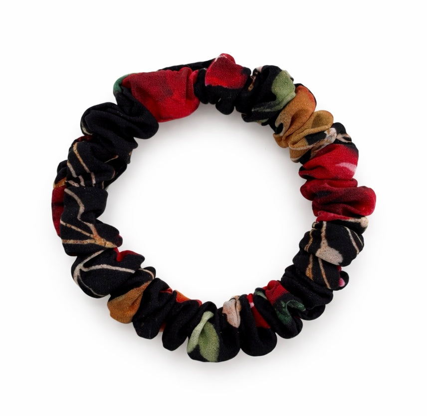 Mini hedvábná scrunchie - Black Dahlia