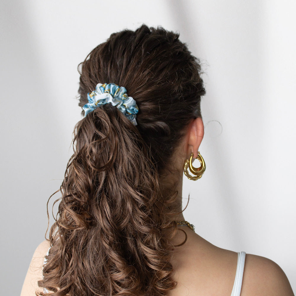 Mini saténová scrunchie - Aquamarine Marble