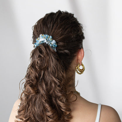 Mini saténová scrunchie - Aquamarine Marble