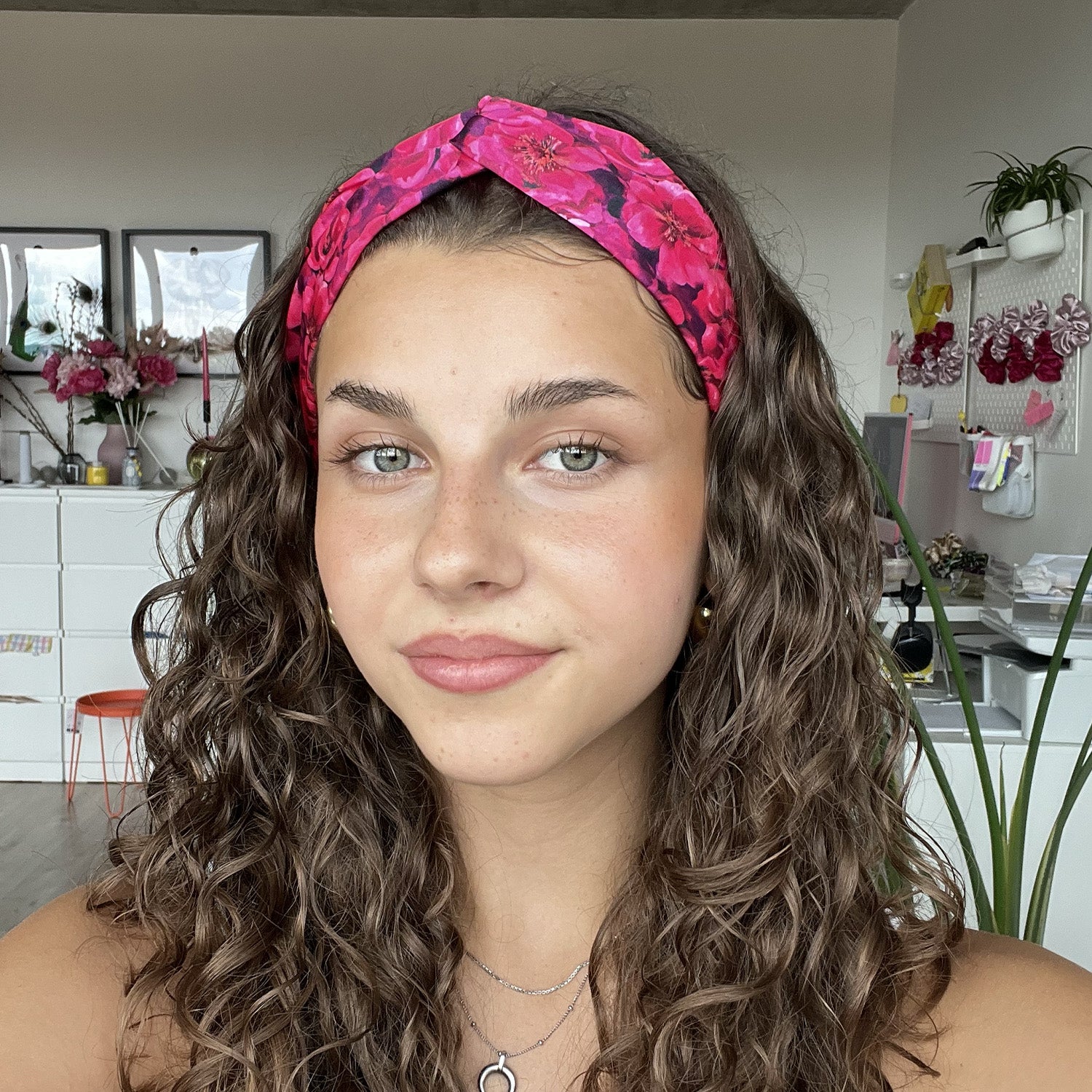 Saténová čelenka Twist - Fuchsia bloom