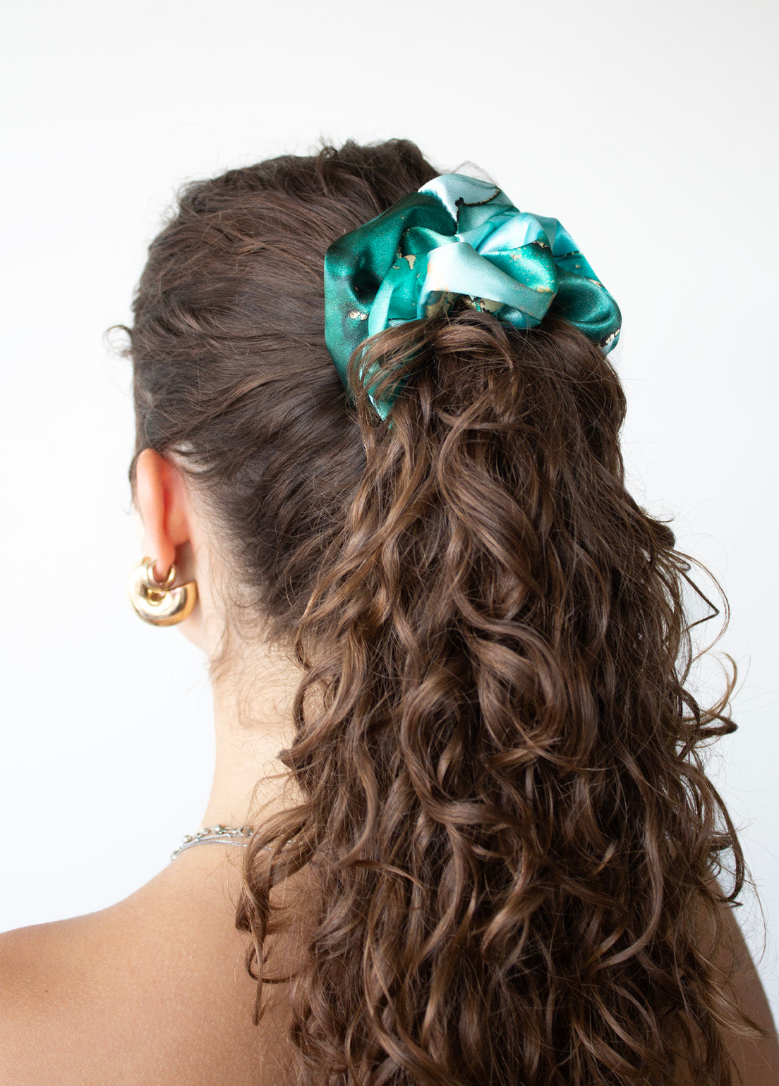 Saténová scrunchie - Emerald Marble