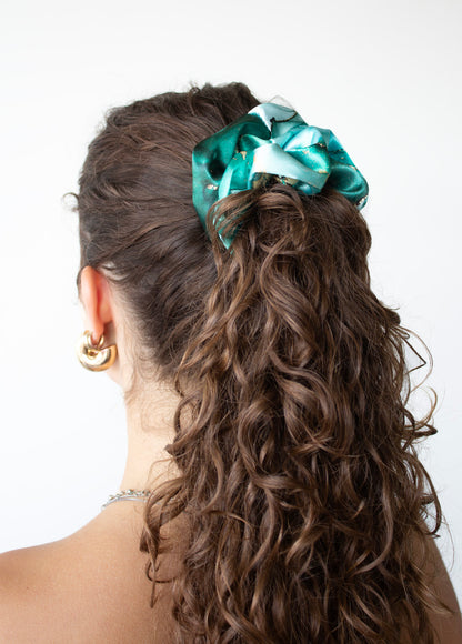 Saténová scrunchie - Emerald Marble