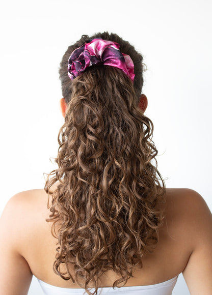 Saténová scrunchie - Fuchsia Marble