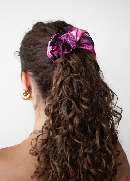 Saténová scrunchie - Fuchsia Marble