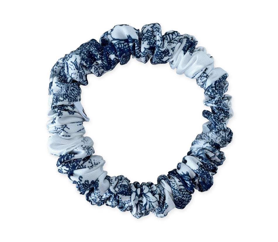 Mini hedvábná scrunchie - Indigo Toile