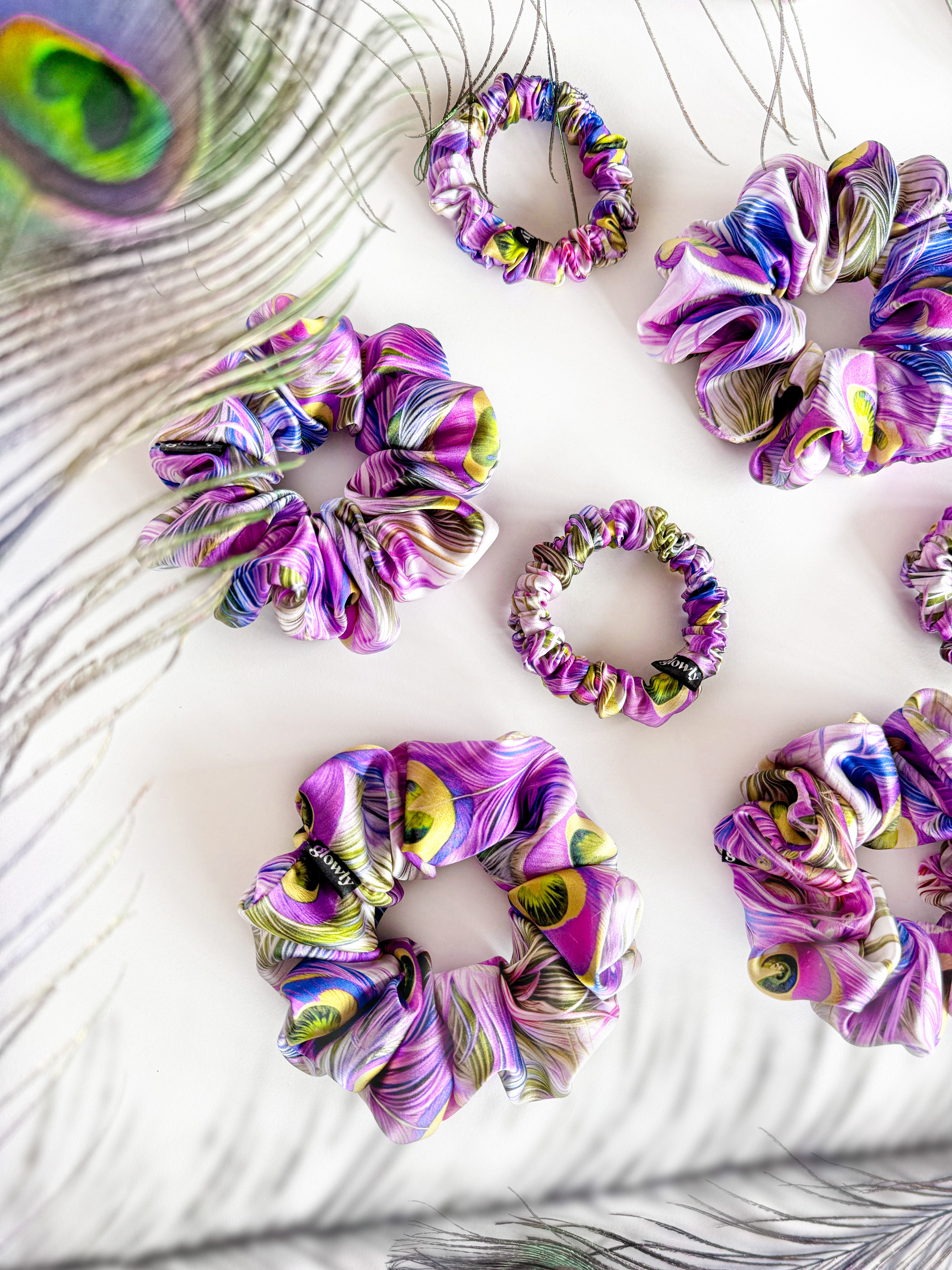 Mini hedvábná scrunchie - Peacock Whisper