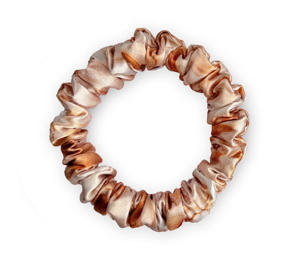 Mini saténová scrunchie - Pumpkin Spice Liquid