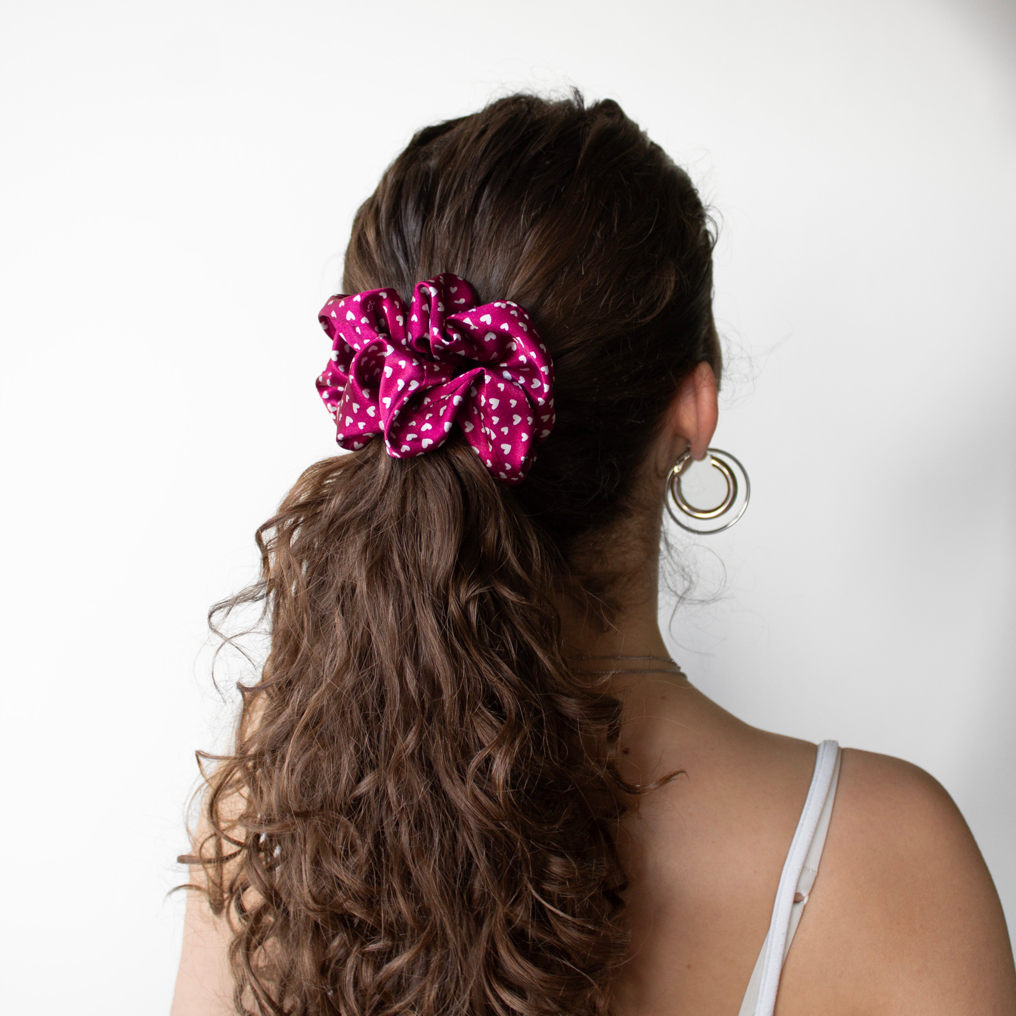 Haargummi aus Satin – Herzchen 1/2